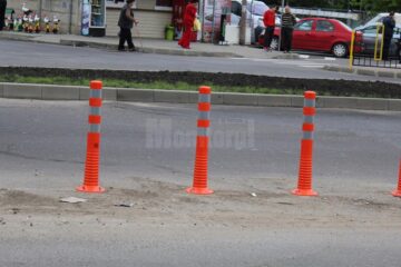 Stâlpișori metalici montați în sensul giratoriu de la Bazar