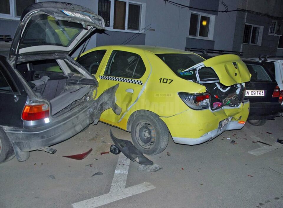 Patru autoturisme au fost avariate, din care trei destul de grav
