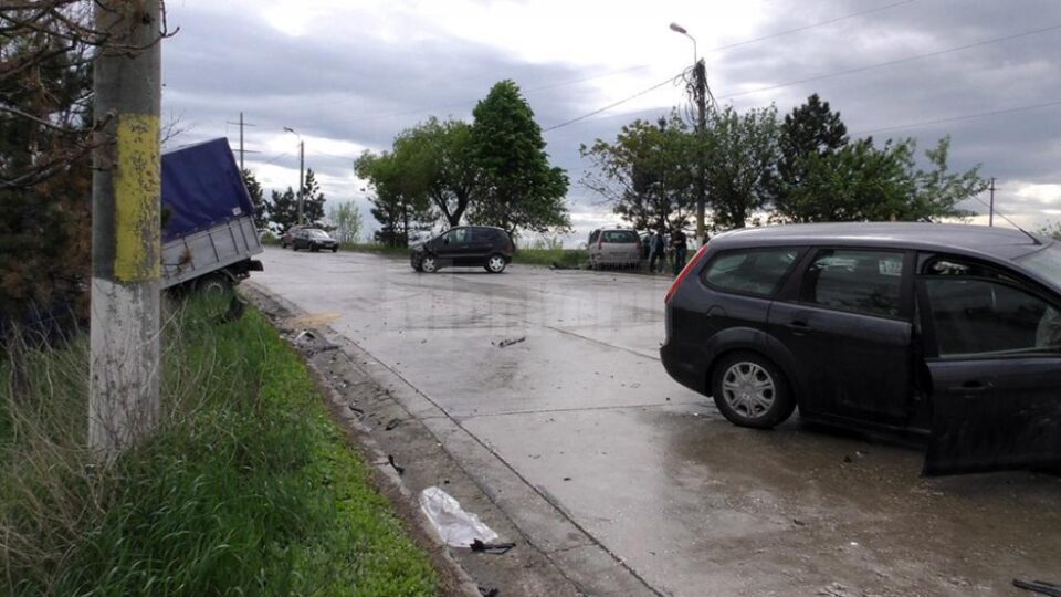 Mercedesul a izbit apoi un autoturism Ford, care la rândul său a intrat într-o camionetă