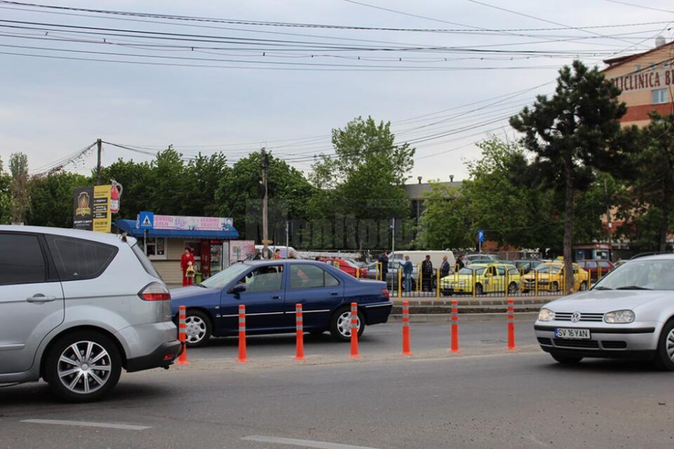 În sensul giratoriu de la Bazar, stâlpișori metalici sunt utilizați drept separator de sens