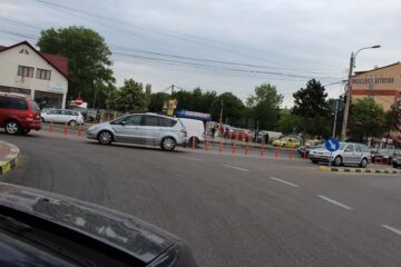 Stâlpișori metalici montați în sensul giratoriu de la Bazar