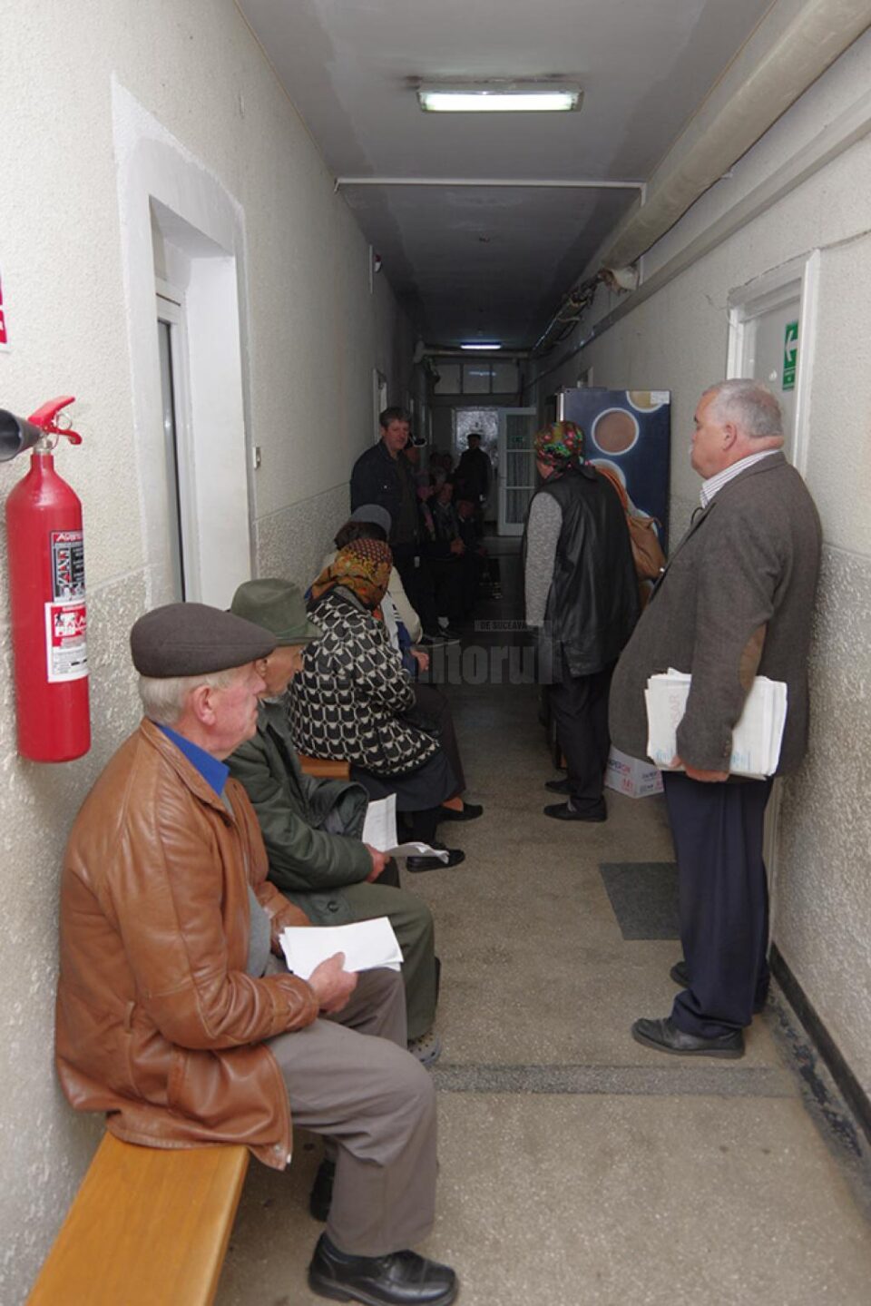 Oameni care așteptau ieri să-si depună dosarele pentru subvenții