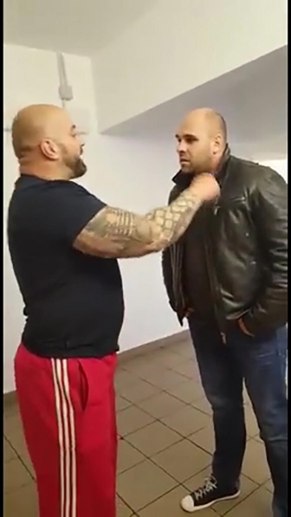 Polițistul aflat în civil și în afara orelor de program este abordat de Bogdan Galanton și provocat cu cuvinte jignitoare