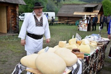 Delicioasele produse de stână au fost oferite și anul acesta participanților la Hora Bucovinei