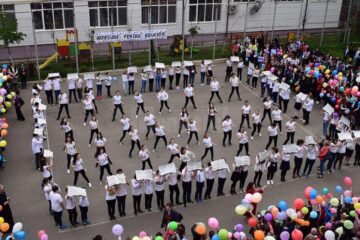 Peste o mie de copii au participat, alături de cadre didactice și părinți, la flash-mobul de vineri