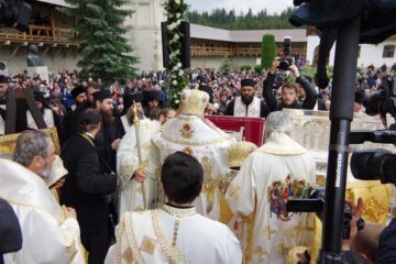 Patriarhul României, zeci de ierarhi, sute de preoți și diaconi și aproape 6.000 de pelerini, prezenți la proclamarea solemnă a canonizării Sfinților Putneni