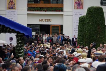 Patriarhul României, zeci de ierarhi, sute de preoți și diaconi și aproape 6.000 de pelerini, prezenți la proclamarea solemnă a canonizării Sfinților Putneni