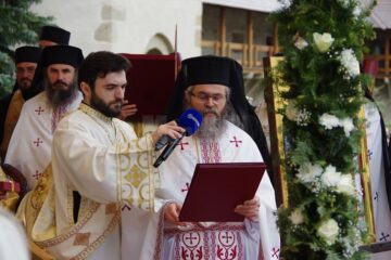 Patriarhul României, zeci de ierarhi, sute de preoți și diaconi și aproape 6.000 de pelerini, prezenți la proclamarea solemnă a canonizării Sfinților Putneni