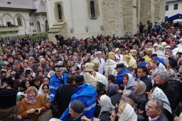 Patriarhul României, zeci de ierarhi, sute de preoți și diaconi și aproape 6.000 de pelerini, prezenți la proclamarea solemnă a canonizării Sfinților Putneni