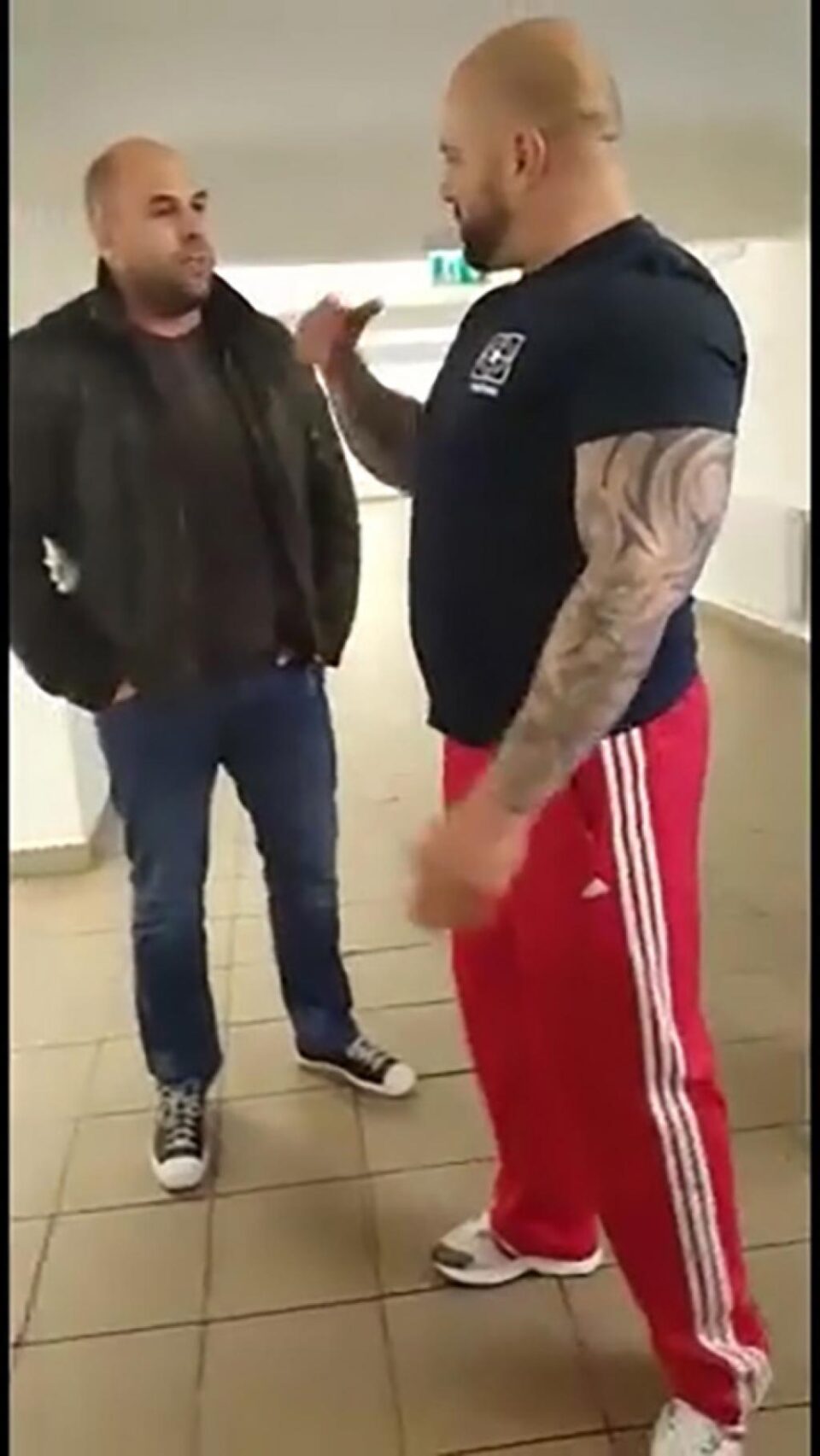 Polițistul aflat în civil și în afara orelor de program este abordat de Bogdan Galanton și provocat cu cuvinte jignitoare