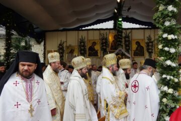 Patriarhul României, zeci de ierarhi, sute de preoți și diaconi și aproape 6.000 de pelerini, prezenți la proclamarea solemnă a canonizării Sfinților Putneni