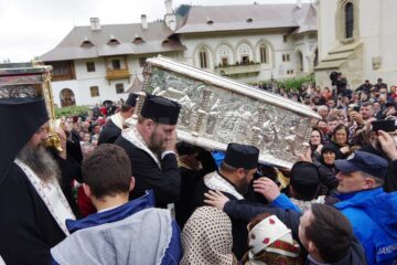 Patriarhul României, zeci de ierarhi, sute de preoți și diaconi și aproape 6.000 de pelerini, prezenți la proclamarea solemnă a canonizării Sfinților Putneni