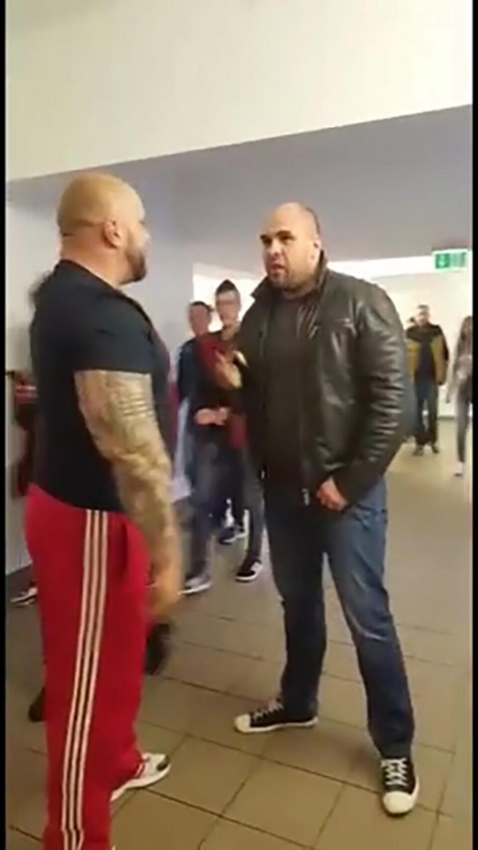 Polițistul aflat în civil și în afara orelor de program este abordat de Bogdan Galanton și provocat cu cuvinte jignitoare