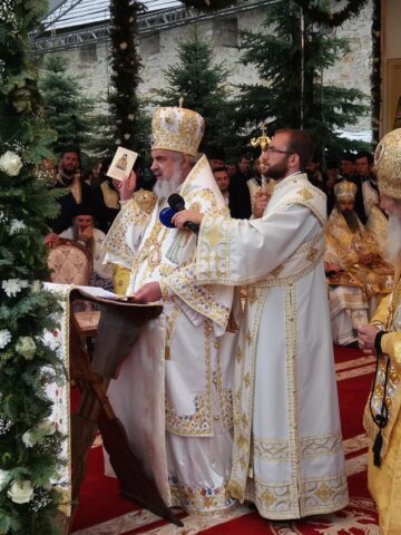 Patriarhul României, zeci de ierarhi, sute de preoți și diaconi și aproape 6.000 de pelerini, prezenți la proclamarea solemnă a canonizării Sfinților Putneni