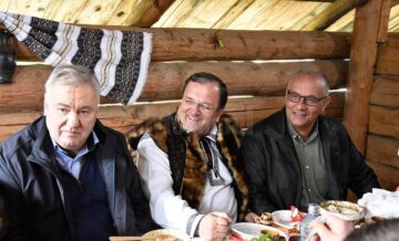 Lideri suceveni ai PSD, PNL și ALDE au lăsat departe competiția politică la Hora Bucovinei
