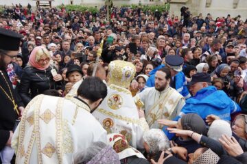 Patriarhul României, zeci de ierarhi, sute de preoți și diaconi și aproape 6.000 de pelerini, prezenți la proclamarea solemnă a canonizării Sfinților Putneni