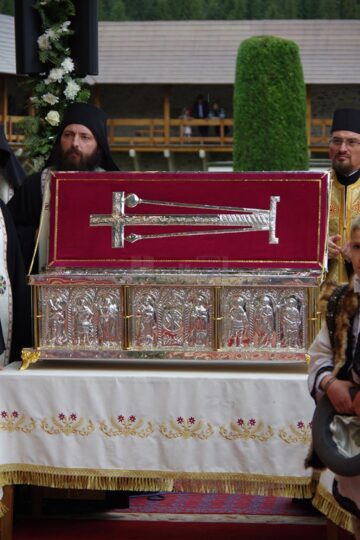 Patriarhul României, zeci de ierarhi, sute de preoți și diaconi și aproape 6.000 de pelerini, prezenți la proclamarea solemnă a canonizării Sfinților Putneni