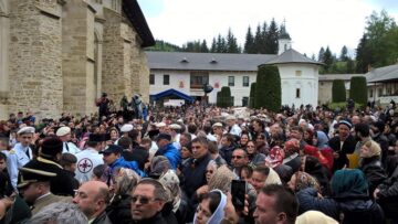 Patriarhul României, zeci de ierarhi, sute de preoți și diaconi și aproape 6.000 de pelerini, prezenți la proclamarea solemnă a canonizării Sfinților Putneni