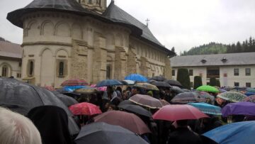 Patriarhul României, zeci de ierarhi, sute de preoți și diaconi și aproape 6.000 de pelerini, prezenți la proclamarea solemnă a canonizării Sfinților Putneni