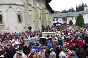 Patriarhul României, zeci de ierarhi, sute de preoți și diaconi și aproape 6.000 de pelerini, prezenți la proclamarea solemnă a canonizării Sfinților Putneni