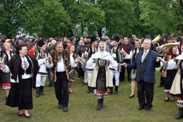 Gheorghe Flutur și Ion Lungu au intrat în horă alături de gospodari