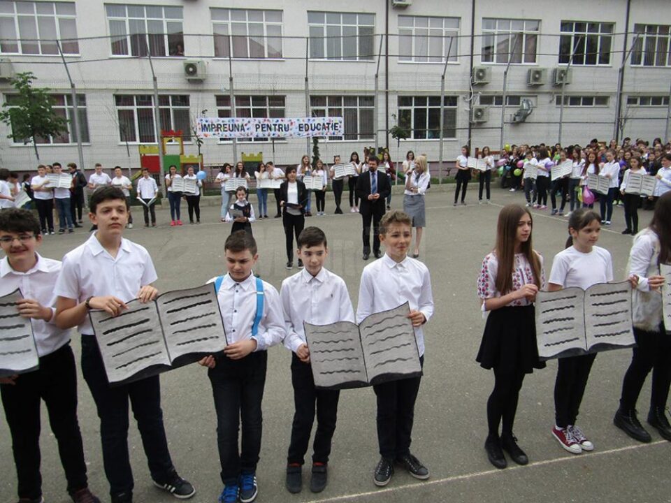 Elevii Școlii „Miron Costin” și-au arătat susținerea pentru educația de calitate în cadrul Campaniei Globale pentru Educație