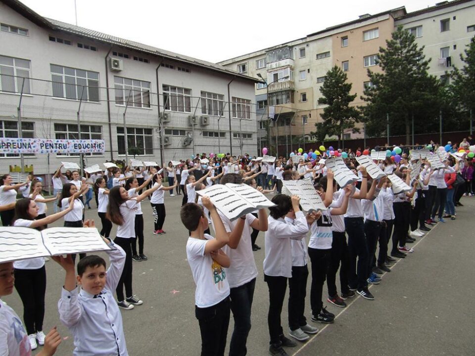 Elevii Școlii „Miron Costin” și-au arătat susținerea pentru educația de calitate în cadrul Campaniei Globale pentru Educație