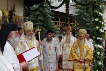 Patriarhul României, zeci de ierarhi, sute de preoți și diaconi și aproape 6.000 de pelerini, prezenți la proclamarea solemnă a canonizării Sfinților Putneni