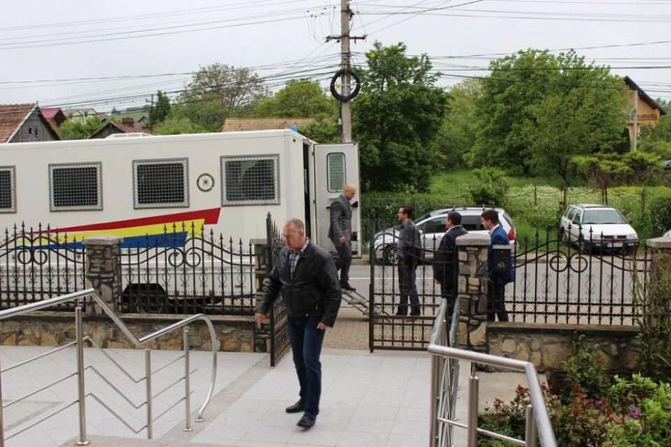 Biserică Penticostală din Suceava, înțesată de deținuți și polițiști care i-au păzit. Foto: georgeignat.com