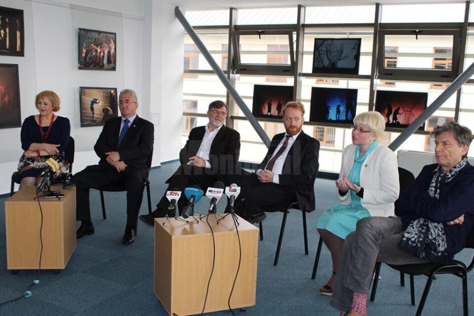 Deschiderea Zilelor Teatrului "Matei Vișniec" s-a făcut în prezența a două personalități artistice marcante - Matei Vișniec și Alexander Hausvater, a unui ministru și a primarului