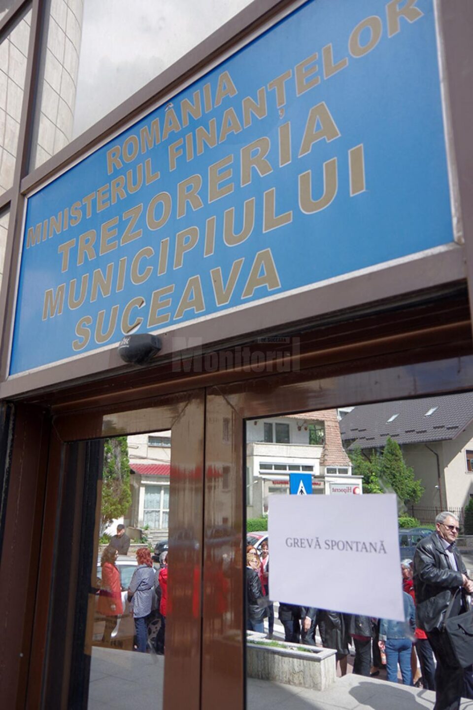 Pe ușa Trezoreriei a fost afișat anunțul de grevă spontană
