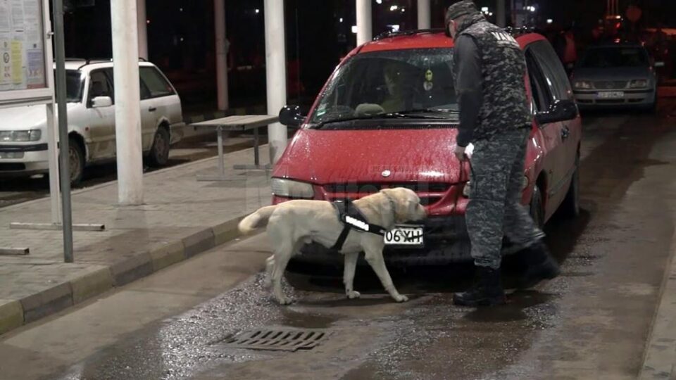 Controalele amănunțite ale vameșilor și folosirea câinilor special antrenați pentru depistarea tutunului ascuns în mașini, au descurajat tranzitarea cu marfă prin Vama Siret