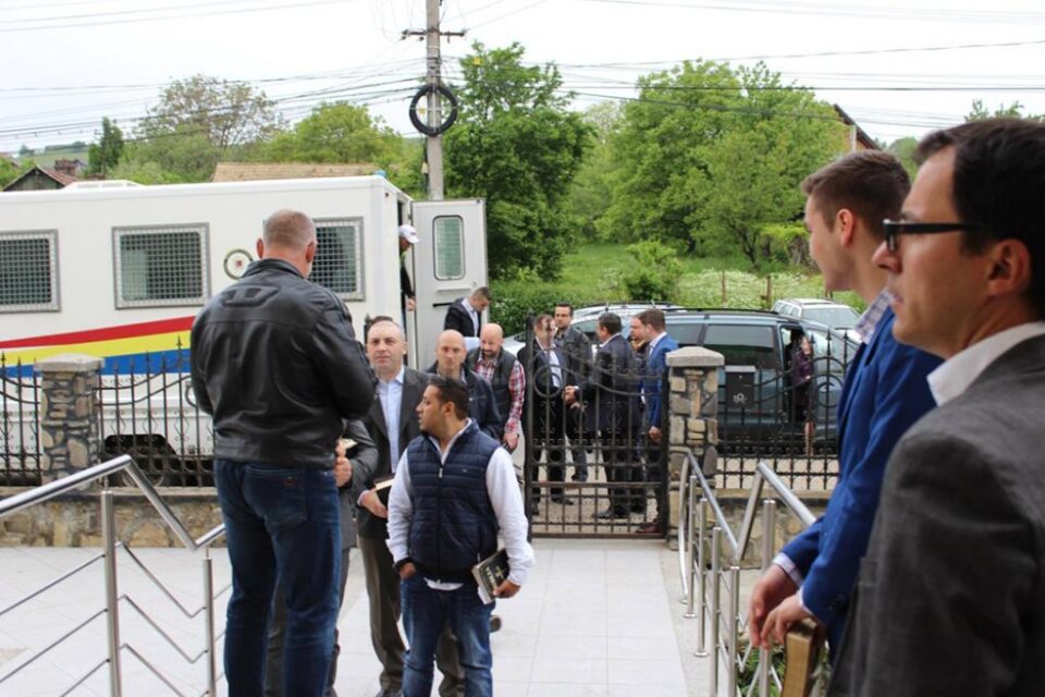 Biserică Penticostală din Suceava, înțesată de deținuți și polițiști care i-au păzit. Foto: georgeignat.com