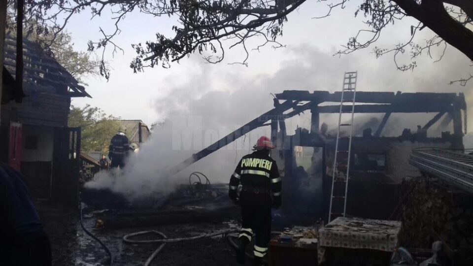 Două gospodării cuprinse de flăcări, la Vicovu de Sus