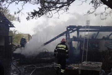 Două gospodării cuprinse de flăcări, la Vicovu de Sus