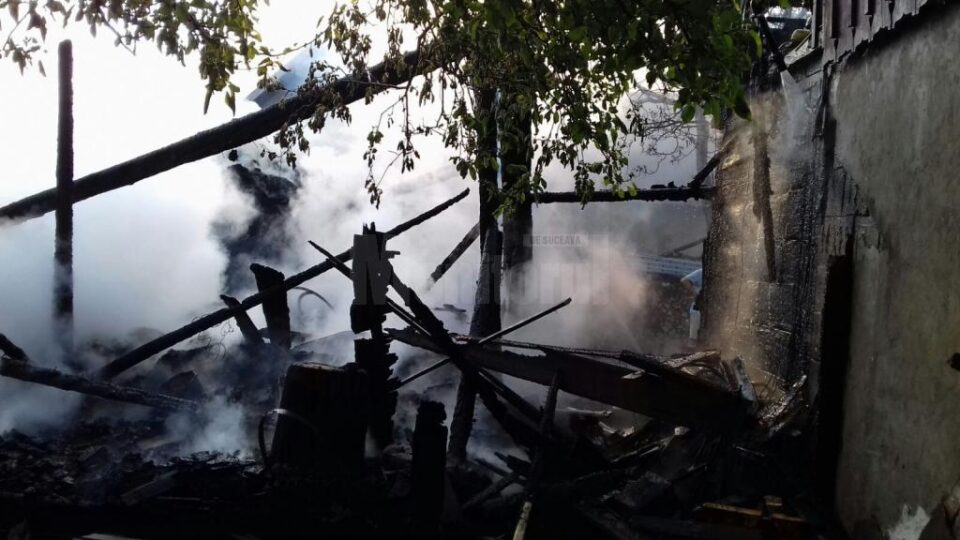 Două gospodării cuprinse de flăcări, la Vicovu de Sus