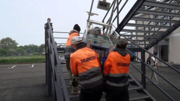 Incubatoare pentru bebeluși, transportate neîmpachetate de la vechea la noua Maternitate Fălticeni cu remorca de la Salubritate