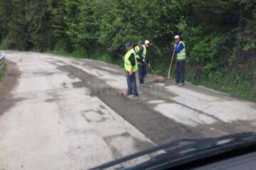 Muncitorii trimiși să astupe craterele de pe DN 17B, în zona Crucea, au fost dotați cu trei mături