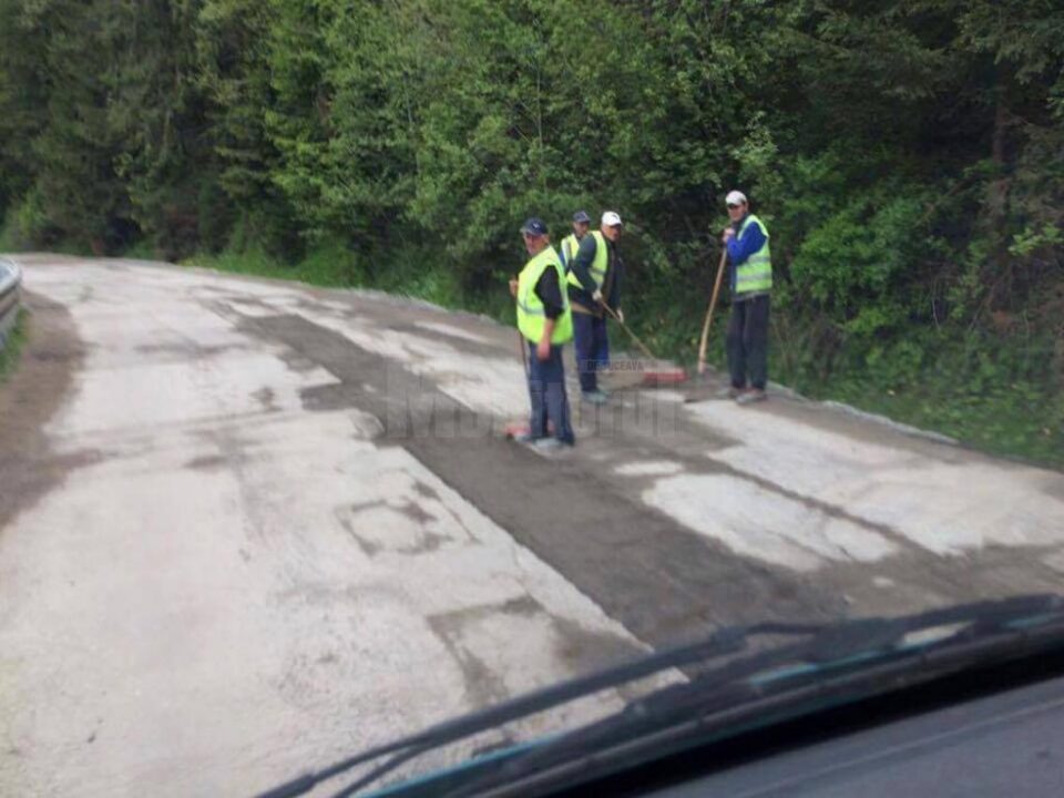 Muncitorii trimiși să astupe craterele de pe DN 17B, în zona Crucea, au fost dotați cu trei mături Muncitorii trimiși să astupe craterele de pe DN 17B, în zona Crucea, au fost dotați cu trei mături