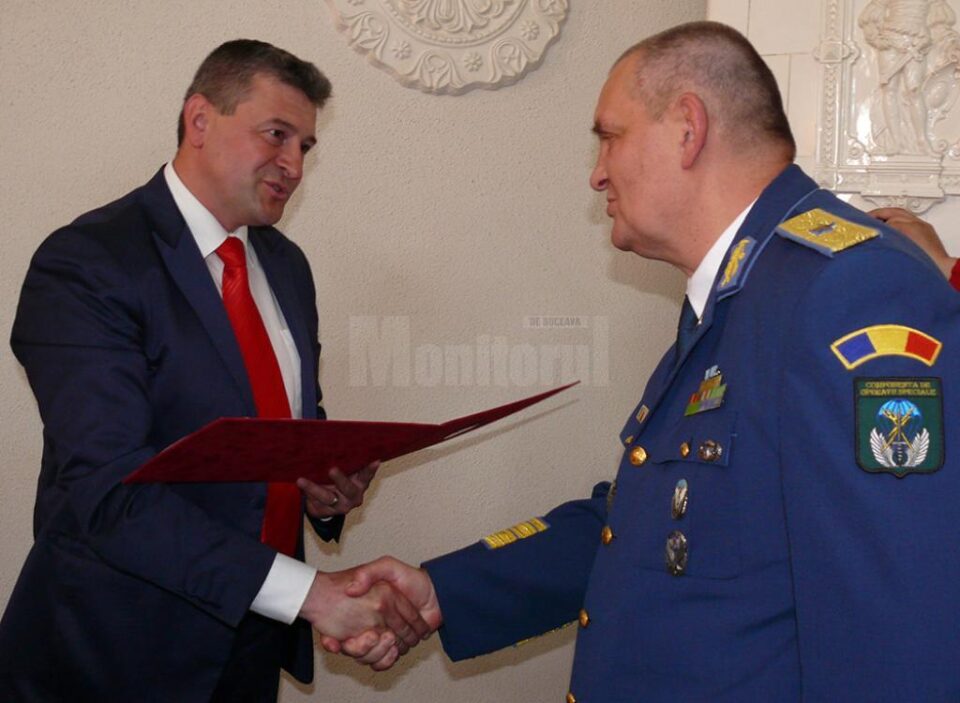 Primarul Cătălin Coman înmânându-i generalului de brigadă (r) dr. Marius Dumitru Crăciun diploma de Cetățean de Onoare al municipiului Fălticeni Primarul Cătălin Coman înmânându-i generalului de brigadă (r) dr. Marius Dumitru Crăciun diploma de Cetățean de Onoare al municipiului Fălticeni
