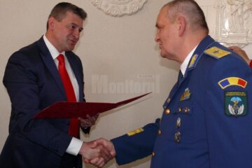 Primarul Cătălin Coman înmânându-i generalului de brigadă (r) dr. Marius Dumitru Crăciun diploma de Cetățean de Onoare al municipiului Fălticeni
