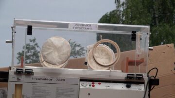 Incubatoare pentru bebeluși, transportate neîmpachetate de la vechea la noua Maternitate Fălticeni cu remorca de la Salubritate