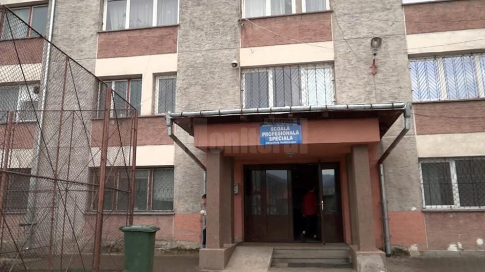 Peste 250 de elevi cu deficiențe moderate și severe, de la Școala Specială din Câmpulung, riscă să ajungă în stradă