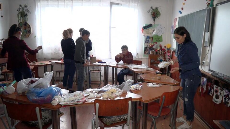 Peste 250 de elevi cu deficiențe moderate și severe, de la Școala Specială din Câmpulung, riscă să ajungă în stradă