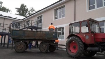 Incubatoare pentru bebeluși, transportate neîmpachetate de la vechea la noua Maternitate Fălticeni cu remorca de la Salubritate