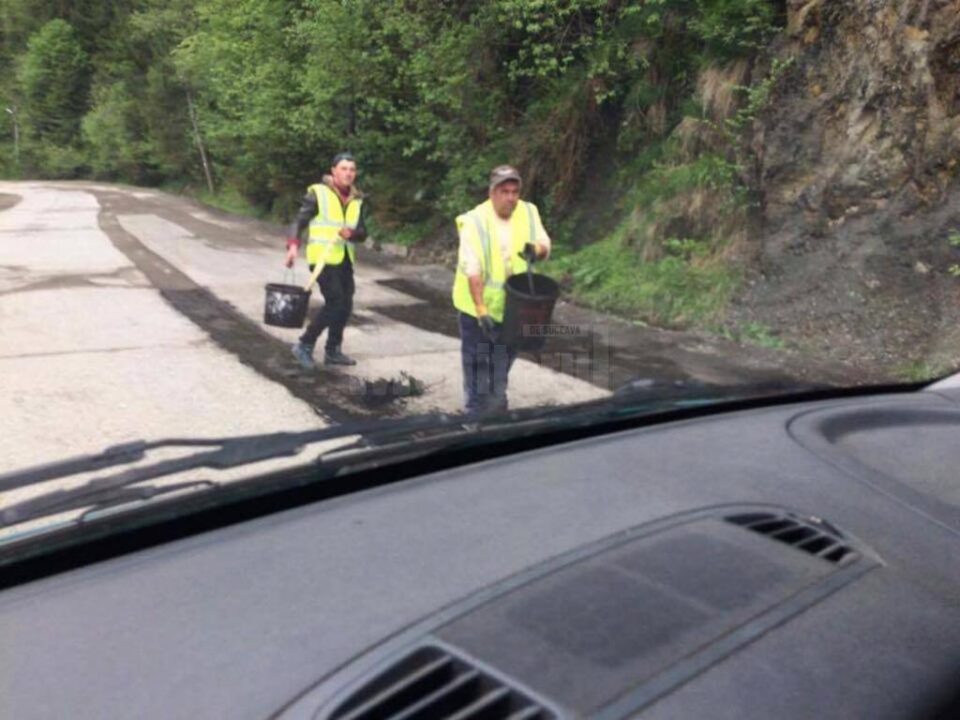 Lucrările de acoperire a gropilor se realizează cu două găleți