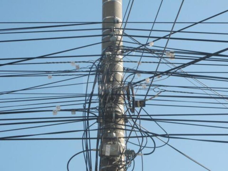 Primăria Suceava vrea să înființeze un serviciu de gestionare a cablurilor aeriene din oraș Primăria Suceava vrea să înființeze un serviciu de gestionare a cablurilor aeriene din oraș