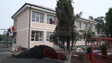 Incubatoare pentru bebeluși, transportate neîmpachetate de la vechea la noua Maternitate Fălticeni cu remorca de la Salubritate