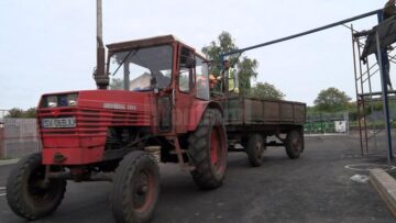 Incubatoare pentru bebeluși, transportate neîmpachetate de la vechea la noua Maternitate Fălticeni cu remorca de la Salubritate