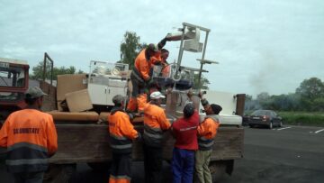 Incubatoarele sunt urcate fără nici o protecție în remorca tractorului